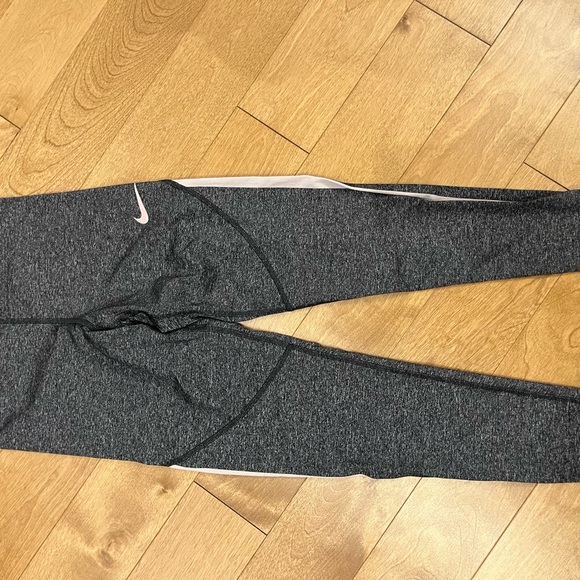 NIKE Pro leggings
Hypercool Grey Activewear size Small - Picture 3 of 3